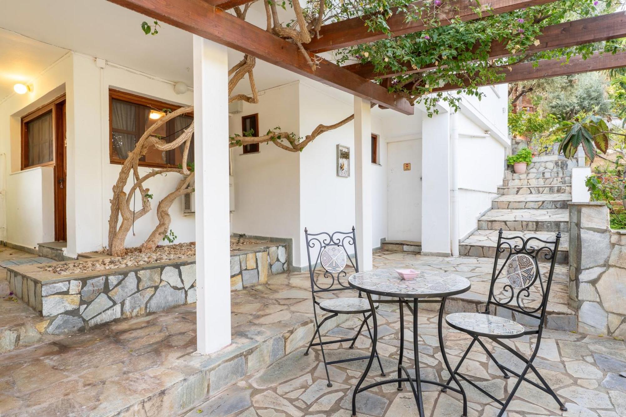 The House Of Gratitude - Poolside Retreat Villa Loutrá Oraías Elénis Eksteriør bilde